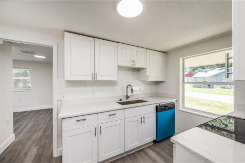 House in Winter Garden, Florida 4 bedrooms, 81.75 sq.m. № 2313466 - photo 10