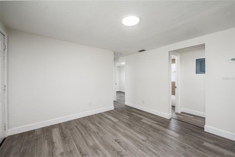 House in Winter Garden, Florida 4 bedrooms, 81.75 sq.m. № 2313466 - photo 8