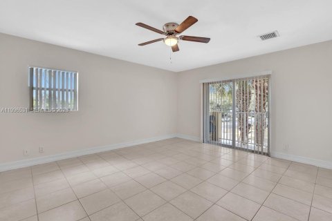 Touwnhouse à vendre à Fort Lauderdale, Floride: 2 chambres, 116.13 m2 № 2058446 - photo 17