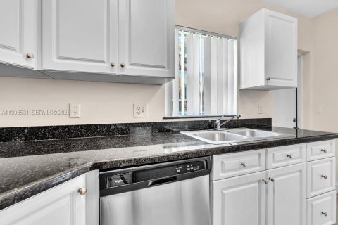 Touwnhouse à vendre à Fort Lauderdale, Floride: 2 chambres, 116.13 m2 № 2058446 - photo 9