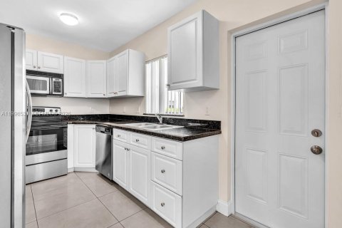 Touwnhouse à vendre à Fort Lauderdale, Floride: 2 chambres, 116.13 m2 № 2058446 - photo 7