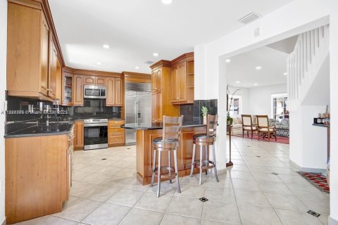 House in Doral, Florida 4 bedrooms, 271.55 sq.m. № 1781530 - photo 3