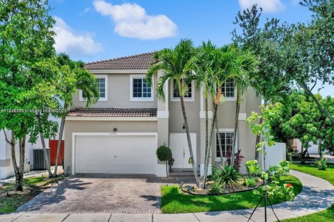 House in Doral, Florida 4 bedrooms, 271.55 sq.m. № 1781530 - photo 1