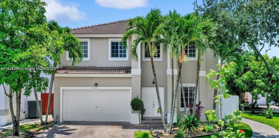 House in Doral, Florida 4 bedrooms, 271.55 sq.m. № 1781530