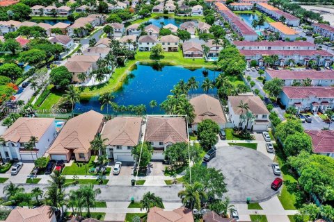 House in Doral, Florida 4 bedrooms, 271.55 sq.m. № 1781530 - photo 18