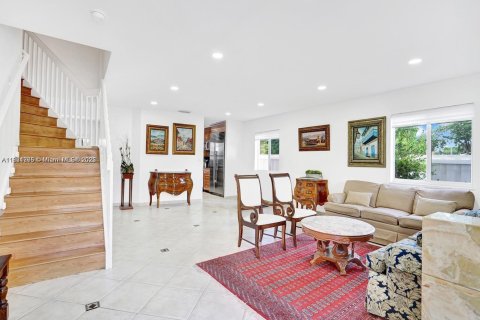 House in Doral, Florida 4 bedrooms, 271.55 sq.m. № 1781530 - photo 9