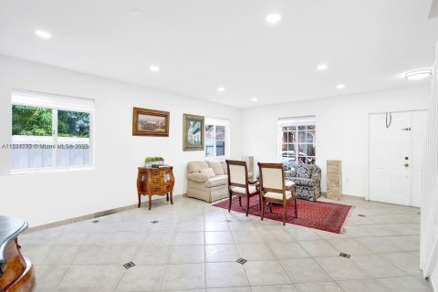 House in Doral, Florida 4 bedrooms, 271.55 sq.m. № 1781530 - photo 11