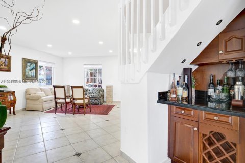 House in Doral, Florida 4 bedrooms, 271.55 sq.m. № 1781530 - photo 6