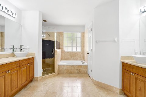 House in Doral, Florida 4 bedrooms, 271.55 sq.m. № 1781530 - photo 8