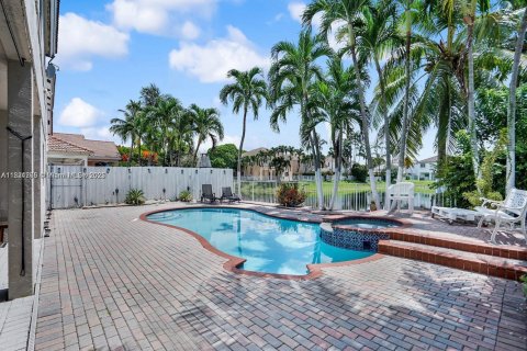 House in Doral, Florida 4 bedrooms, 271.55 sq.m. № 1781530 - photo 13
