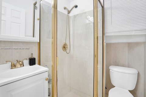 House in Doral, Florida 4 bedrooms, 271.55 sq.m. № 1781530 - photo 14