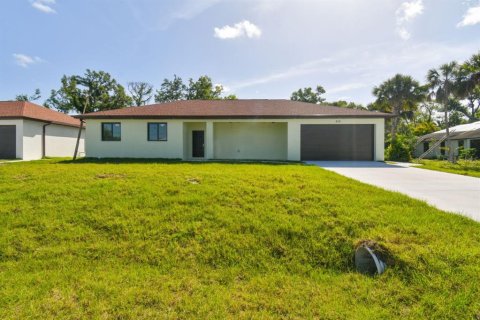 House in Port Charlotte, Florida 3 bedrooms, 204.38 sq.m. № 1808775 - photo 1
