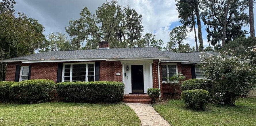 House in Gainesville, Florida 3 bedrooms, 216.28 sq.m. № 2350045