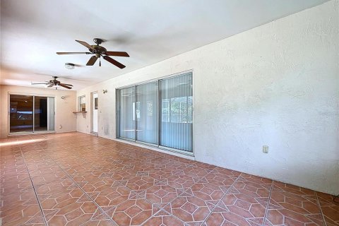 House in Seffner, Florida 4 bedrooms, 216.74 sq.m. № 1919020 - photo 9