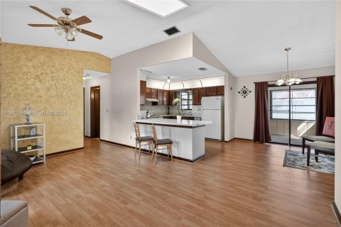 House in Port St. Lucie, Florida 3 bedrooms, 107.77 sq.m. № 2043258 - photo 2