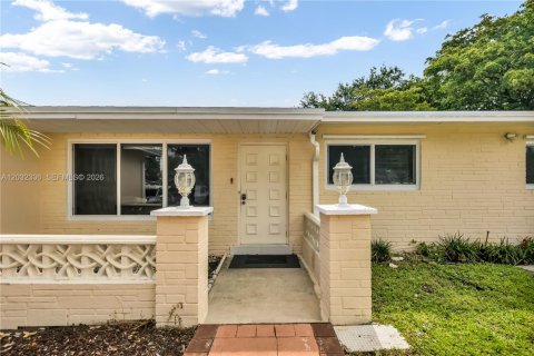 Villa ou maison à vendre à Pembroke Pines, Floride: 4 chambres, 203.64 m2 № 2146506 - photo 2