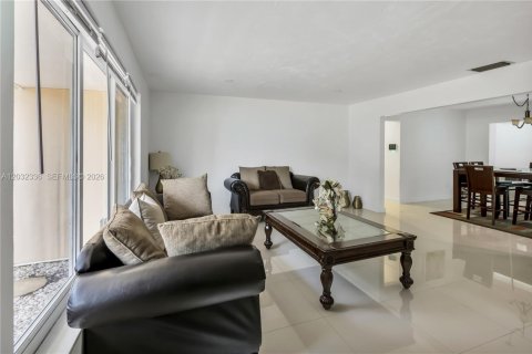 Villa ou maison à vendre à Pembroke Pines, Floride: 4 chambres, 203.64 m2 № 2146506 - photo 29