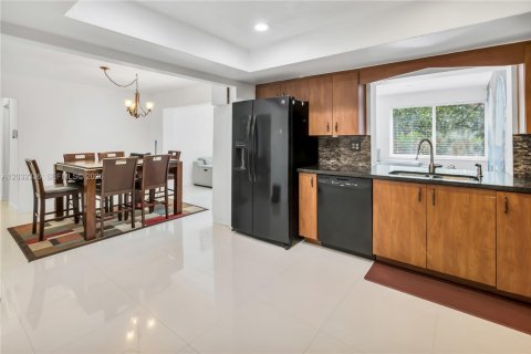 Villa ou maison à vendre à Pembroke Pines, Floride: 4 chambres, 203.64 m2 № 2146506 - photo 25