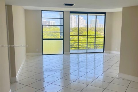 Condo in Aventura, Florida, 2 bedrooms № 2176411 - photo 4