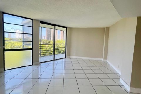 Condo in Aventura, Florida, 2 bedrooms № 2176411 - photo 14