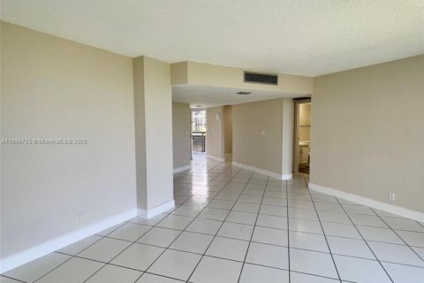 Condo in Aventura, Florida, 2 bedrooms № 2176411 - photo 17