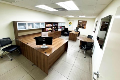 Commercial property in Opa-locka, Florida № 1878923 - photo 25