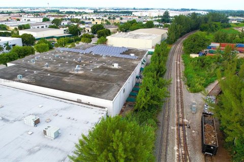 Commercial property in Opa-locka, Florida № 1878923 - photo 3