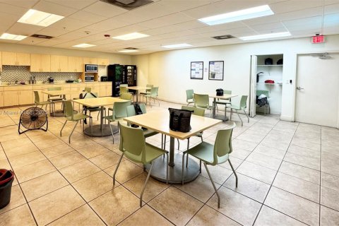 Commercial property in Opa-locka, Florida № 1878923 - photo 17