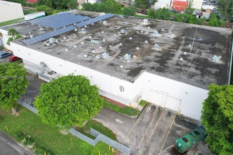 Commercial property in Opa-locka, Florida № 1878923 - photo 5