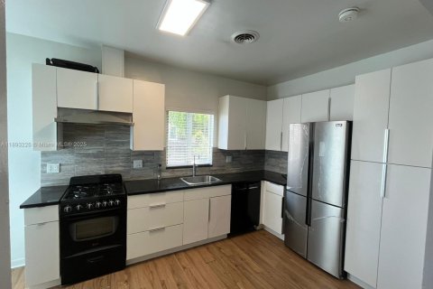 Villa ou maison à louer à Hollywood, Floride: 3 chambres, 303.88 m2 № 1945471 - photo 7