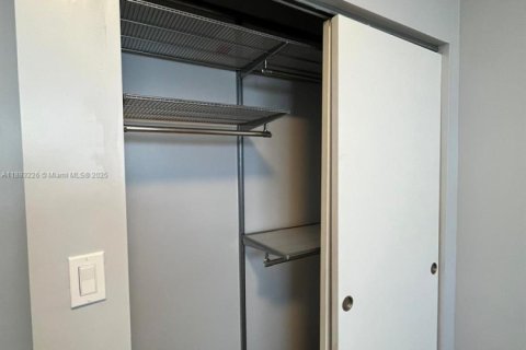 Villa ou maison à louer à Hollywood, Floride: 3 chambres, 303.88 m2 № 1945471 - photo 15