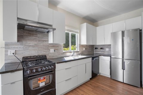 Villa ou maison à louer à Hollywood, Floride: 3 chambres, 303.88 m2 № 1945471 - photo 6