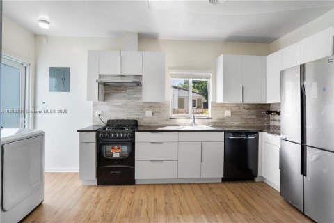 Villa ou maison à louer à Hollywood, Floride: 3 chambres, 303.88 m2 № 1945471 - photo 5