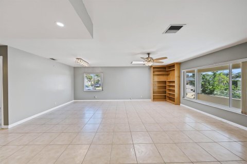 House in Boca Raton, Florida 4 bedrooms, 139.35 sq.m. № 2416200 - photo 14