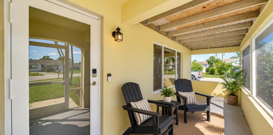 House in Boca Raton, Florida 4 bedrooms, 139.35 sq.m. № 2416200