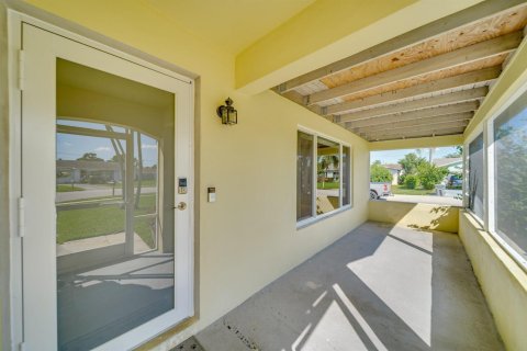 House in Boca Raton, Florida 4 bedrooms, 139.35 sq.m. № 2416200 - photo 9