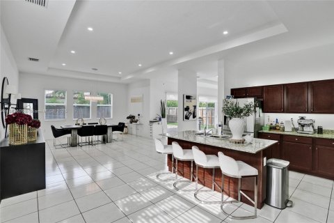 House in Miami, Florida 5 bedrooms, 334.08 sq.m. № 1895963 - photo 28