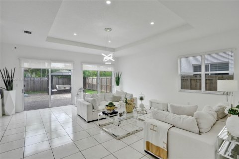 House in Miami, Florida 5 bedrooms, 334.08 sq.m. № 1895963 - photo 19