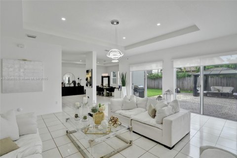 House in Miami, Florida 5 bedrooms, 334.08 sq.m. № 1895963 - photo 20