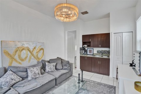 House in Miami, Florida 5 bedrooms, 334.08 sq.m. № 1895963 - photo 12