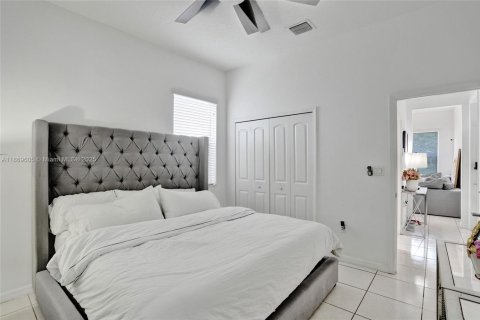 House in Miami, Florida 5 bedrooms, 334.08 sq.m. № 1895963 - photo 15