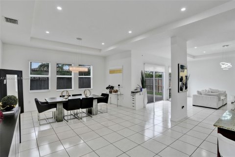 House in Miami, Florida 5 bedrooms, 334.08 sq.m. № 1895963 - photo 25