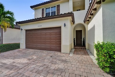 House in Miami, Florida 5 bedrooms, 334.08 sq.m. № 1895963 - photo 4