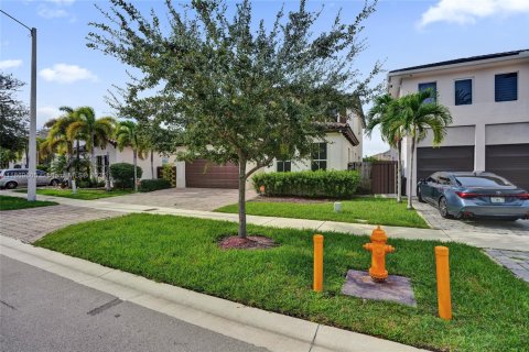 House in Miami, Florida 5 bedrooms, 334.08 sq.m. № 1895963 - photo 7