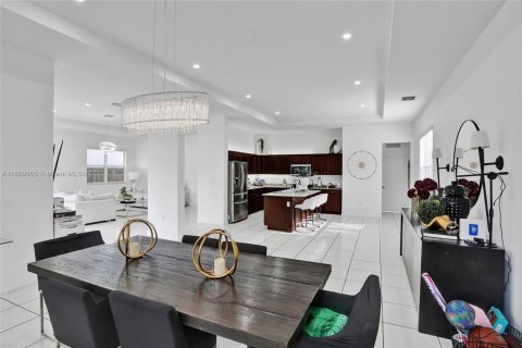 House in Miami, Florida 5 bedrooms, 334.08 sq.m. № 1895963 - photo 23