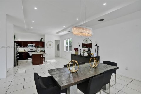 House in Miami, Florida 5 bedrooms, 334.08 sq.m. № 1895963 - photo 26