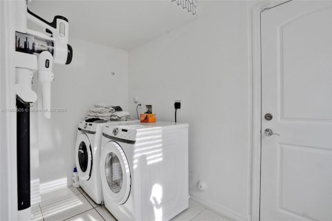 House in Miami, Florida 5 bedrooms, 334.08 sq.m. № 1895963 - photo 30
