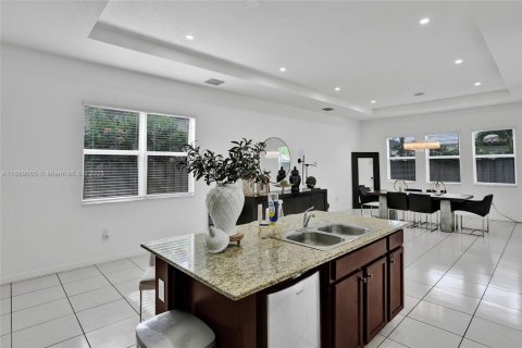 House in Miami, Florida 5 bedrooms, 334.08 sq.m. № 1895963 - photo 24