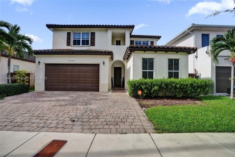 House in Miami, Florida 5 bedrooms, 334.08 sq.m. № 1895963 - photo 2