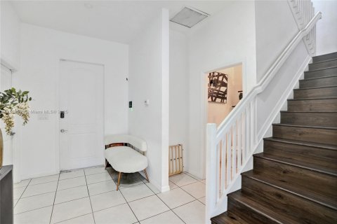 House in Miami, Florida 5 bedrooms, 334.08 sq.m. № 1895963 - photo 11